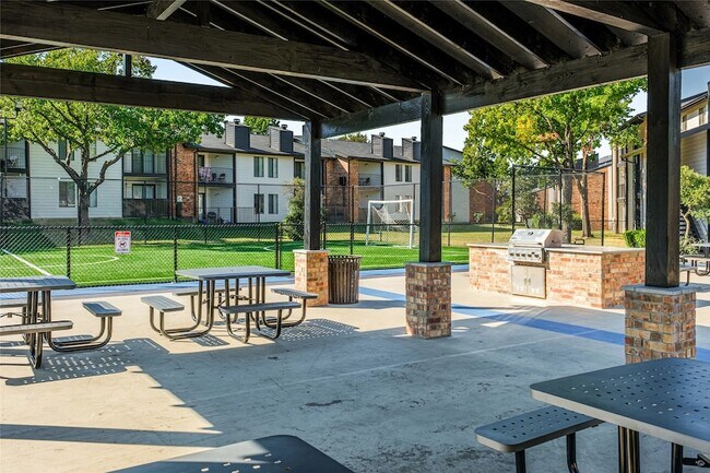 Building Photo - 4600 W Pioneer Dr