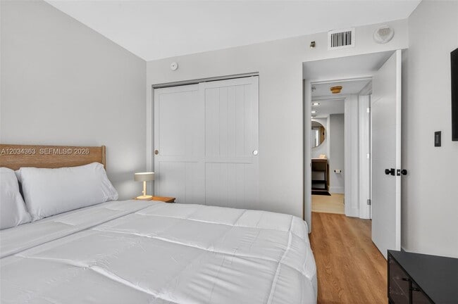 Building Photo - 2555 Collins Ave