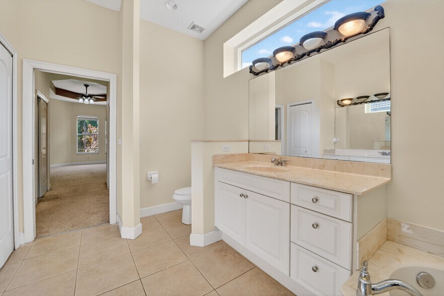 Building Photo - 854 SW Saint Tropez Ct