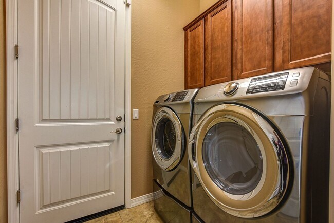 Building Photo - 3 Bed 2 Bath Home with 2.5 Car Garage for Rent in Granville!