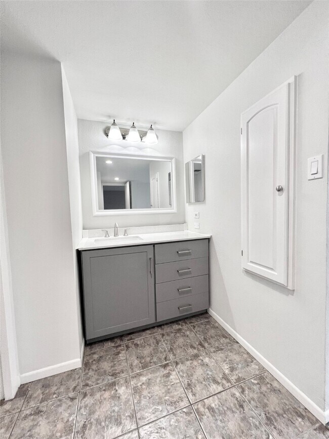 Building Photo - 2016 Main St