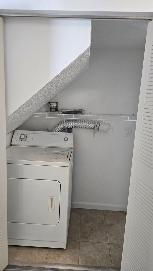Building Photo - 2 Bed 2 Bath townhome with a Den/ Office s...