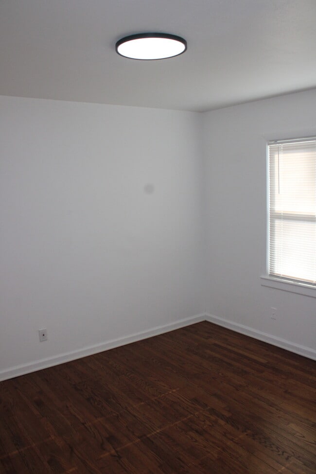 Building Photo - Cozy 2-bedroom, 1-bath home with vanity located in Independence, MO