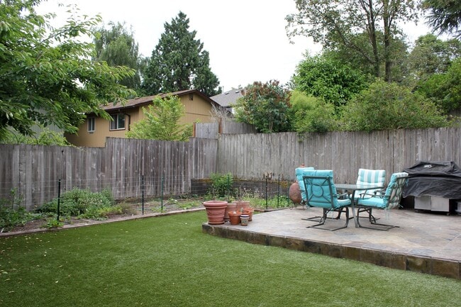 Building Photo - Beautiful Queen Anne Craftsman Home!