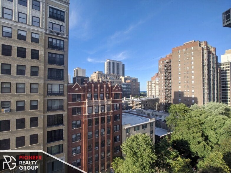 Building Photo - 433 W Wellington Ave