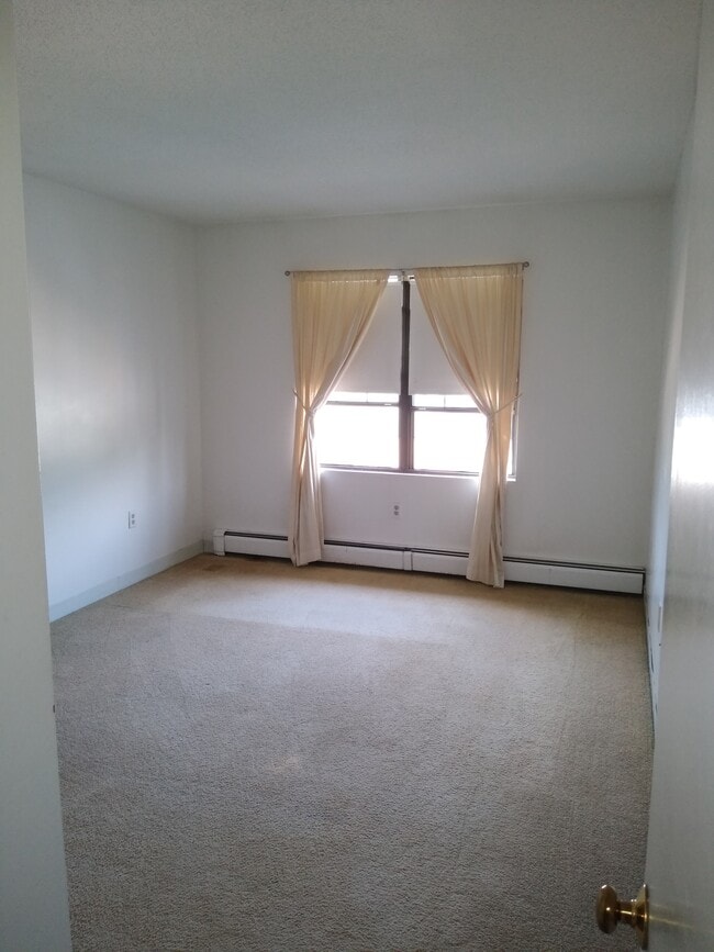 Building Photo - 22 Kenmar Dr