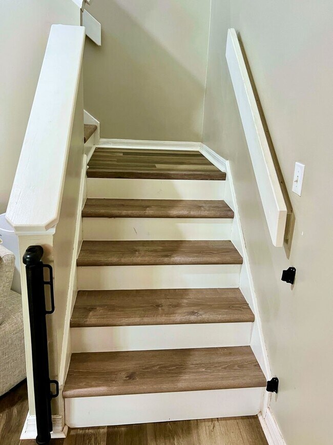Building Photo - Charming 3-Bedroom Home with Modern Upgrad...