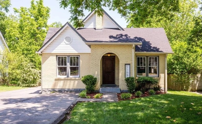 Building Photo - Cute 3 bed w/bonus space. Fenced yard. Loc...
