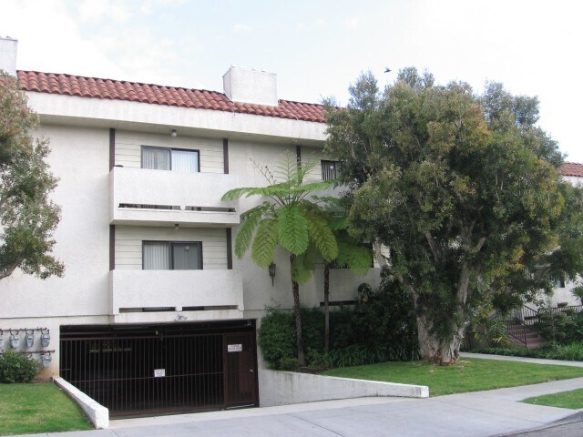 Building Photo - 10718 Lawler St