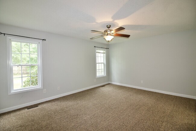 Building Photo - Great 3 bed + bonus house in Aberdeen