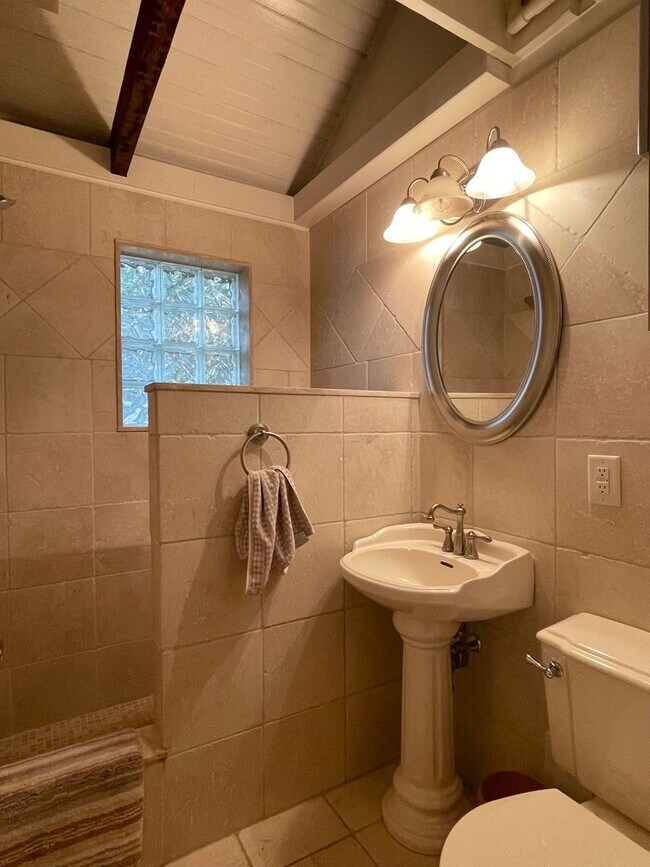 Building Photo - Charming fully furnished one bedroom condo...