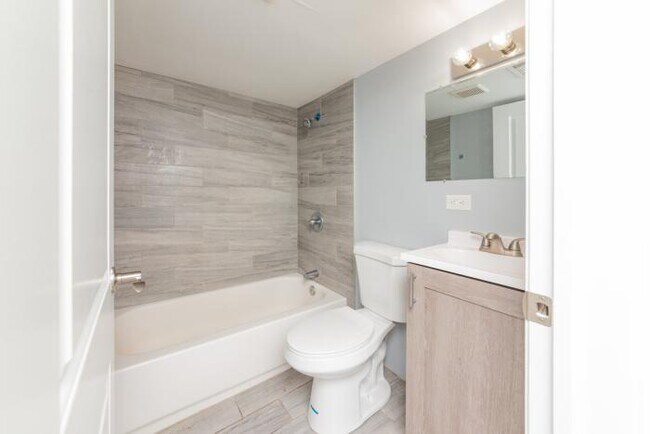 Building Photo - 4 bedroom in Lansing IL 60438