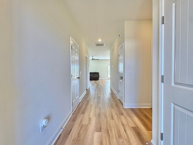 Building Photo - MOVE-IN READY! (Pet Friendly)