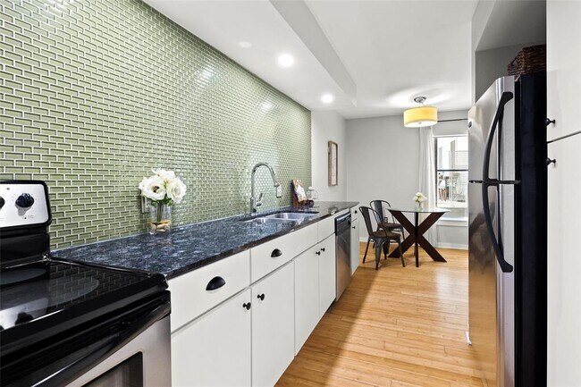 Building Photo - 2200 Dickson Dr