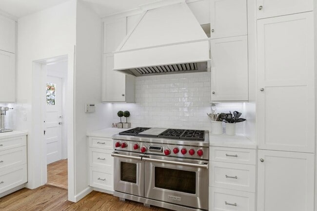 Building Photo - 566 E Crescent Dr