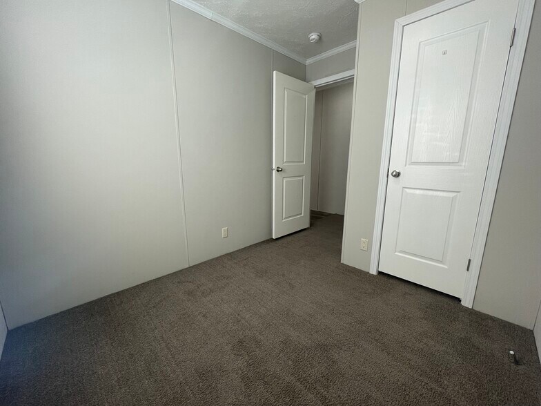 Building Photo - 16185 Notre Dame St