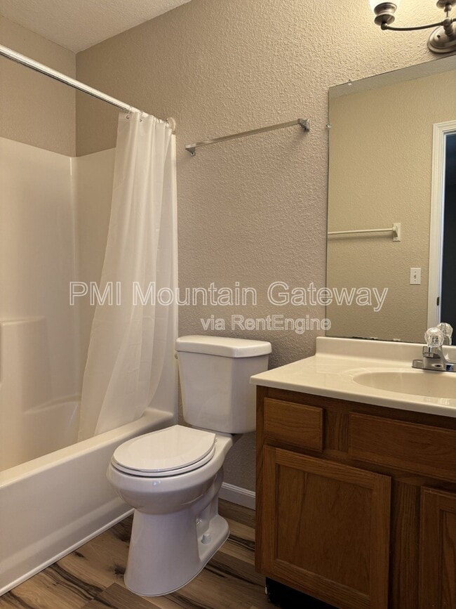 Building Photo - 131 Primrose Dr