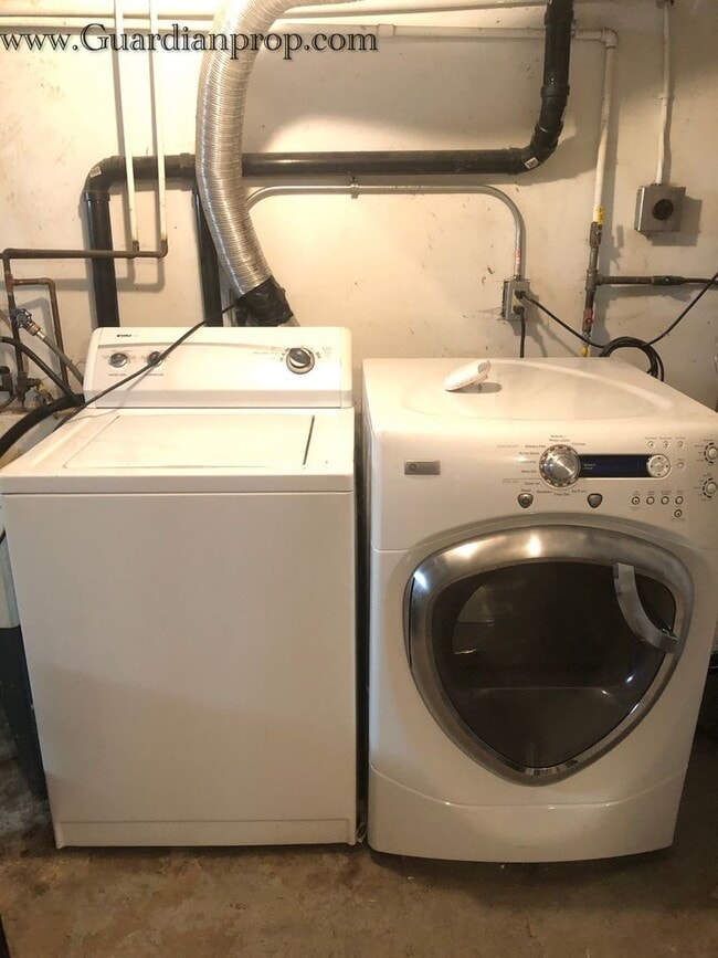 Building Photo - North Minneapolis Single Family Home, Hardwood Floors, Washer/Dryer,