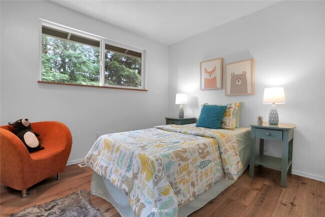 Building Photo - Spacious 5 Bed 3 Bath Home with In-Law Suite and huge yard in Olympic Hills