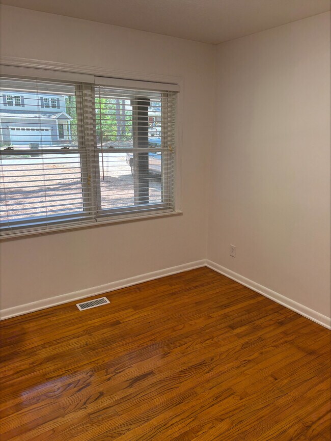 Building Photo - 520 N Hale St