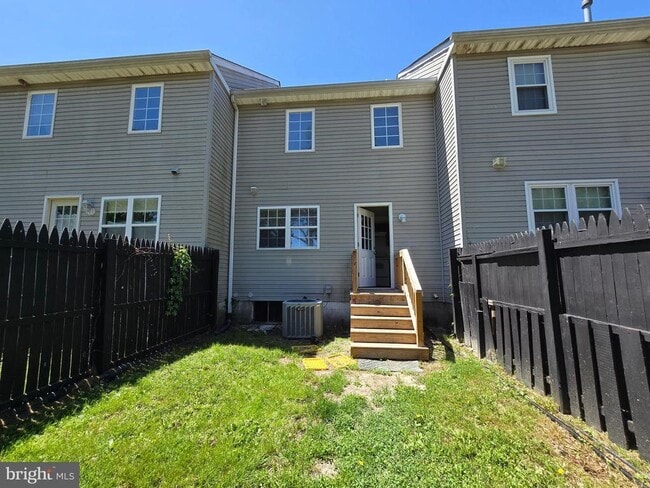 Building Photo - 145 Holmes St