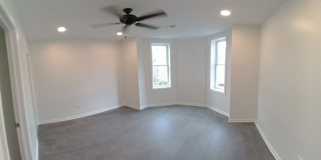 Building Photo - 4 Bedroom 3.5 Bath Home