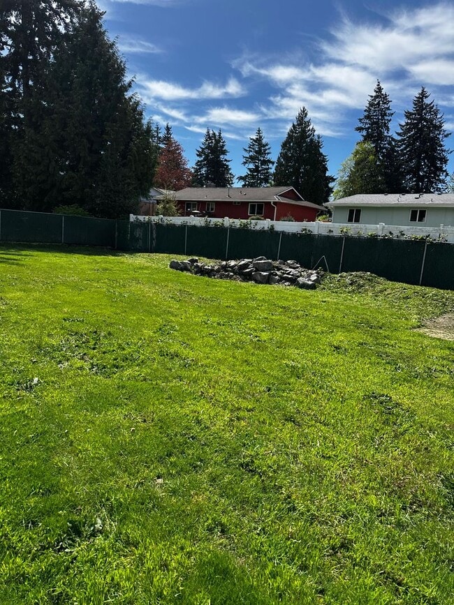 Building Photo - Ready to Move in Refreshed Ramber!