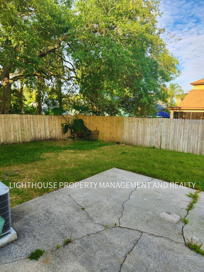 Building Photo - Beautifully Updated 3/2 One Mile from Beach!