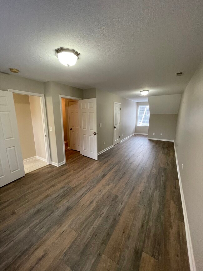 Large bedroom upstairs - 33 Cherokee Ridge Ct