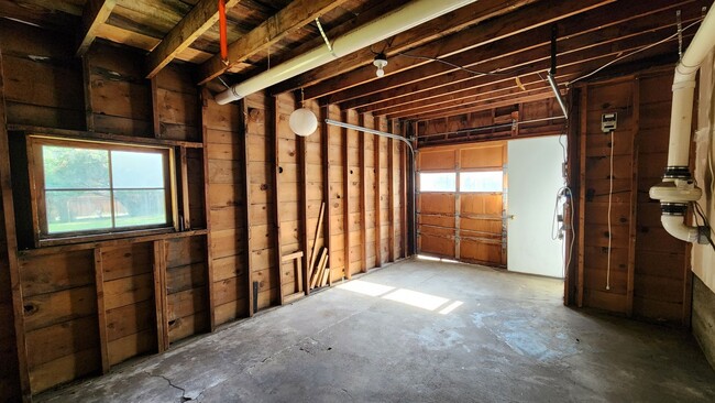 Building Photo - Beautiful University Area Home