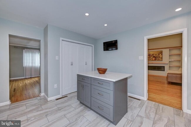 Building Photo - 1717 Country Club Dr