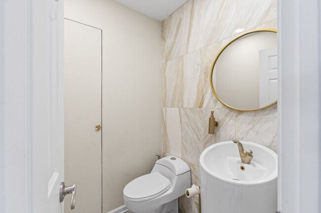 Building Photo - Updated 2-Story Home in Desirable Deerpath Subdivision - Available Immediately.