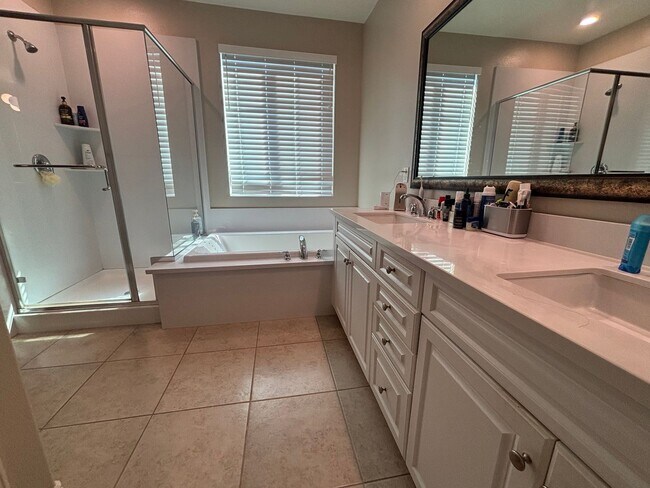 Building Photo - 4-Bedroom Home with Solar, Loft, and Gated Community Amenities in Valencia!