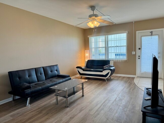 Building Photo - 4019 Lincoln A