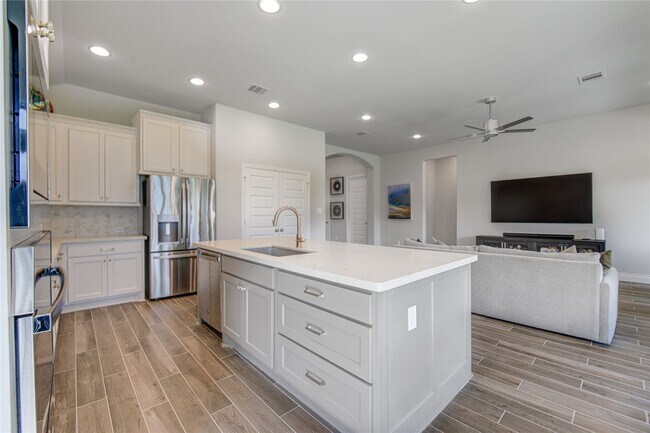 Building Photo - 1930 Creekwood Cv