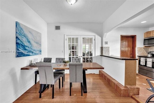 Building Photo - 836 W 40th St