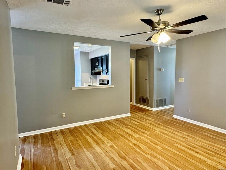 Building Photo - 728 E Gardendale Dr