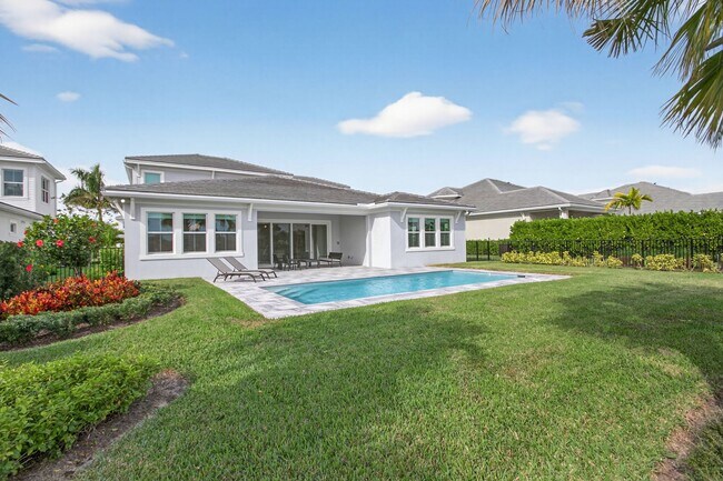 Building Photo - 9249 Crestview Cir