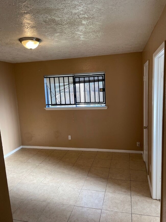 Building Photo - 3bd 1.5 bath 1 car garage home near Hiram Clarke and 2234