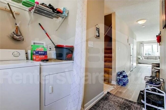 Building Photo - 2 Bed 1.5 Bath End Unit Townhome