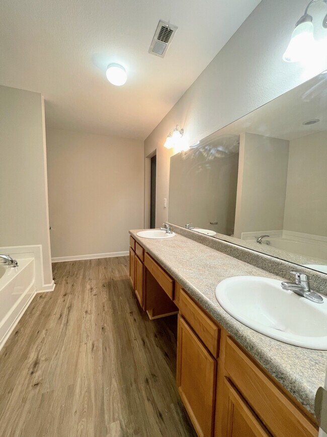 Building Photo - 30003 Westfield Dr