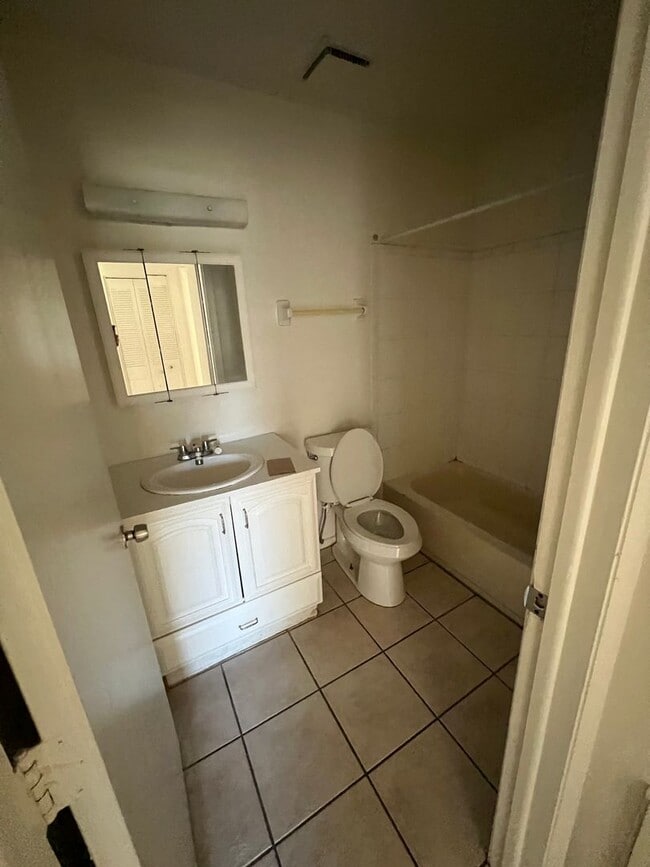 Building Photo - AVAIL 10/15 -- $1,250 ** Annual ** 3 Bed /...