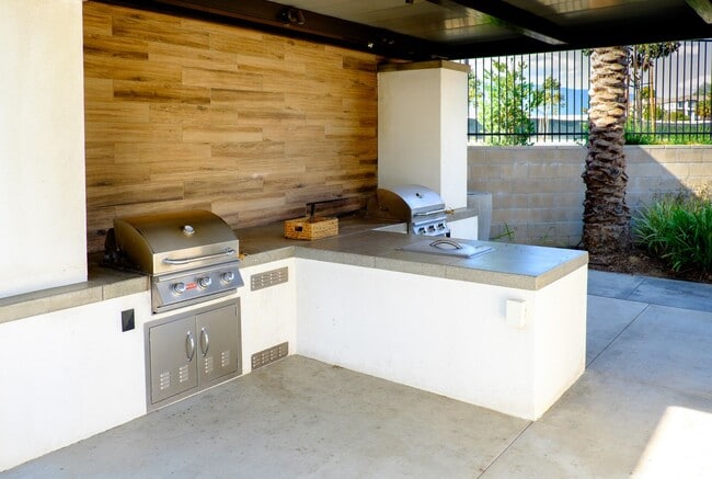 Building Photo - Delightful 3/2.5 condo in Rancho Cucamonga...