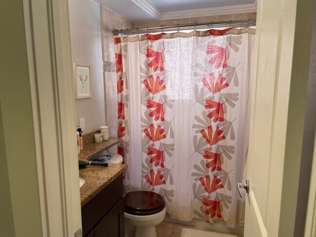 bathroom.1/north exposure - 1660 Steele St