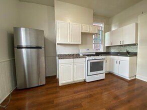 Building Photo - Amazing Two Bedroom in Oakland with a Back Porch - A Perfect Univ. of Pitt Location! Call Today!