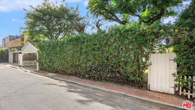 Building Photo - 547 Stassi Ln