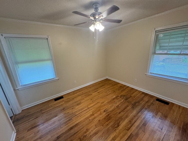 Building Photo - 3 Bedroom Brick Ranch with Carport and Lar...