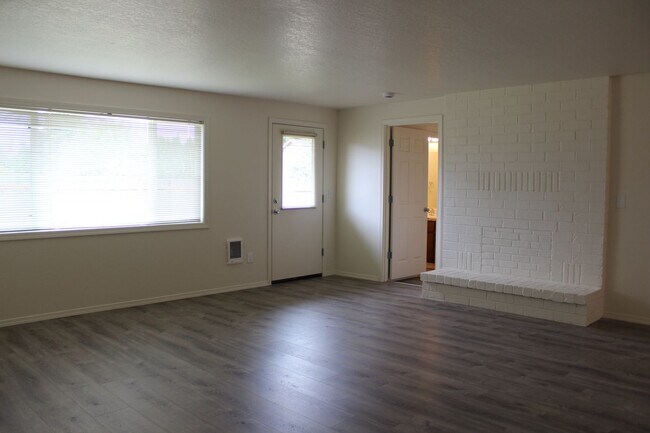 Building Photo - 3 bed single level home in SE Hillsboro
