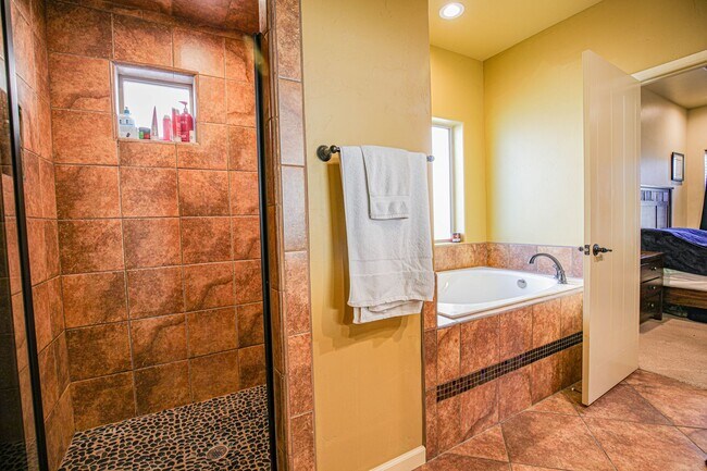 Building Photo - Beautiful 4 Bed 2 Bath - Dogs Allowed!