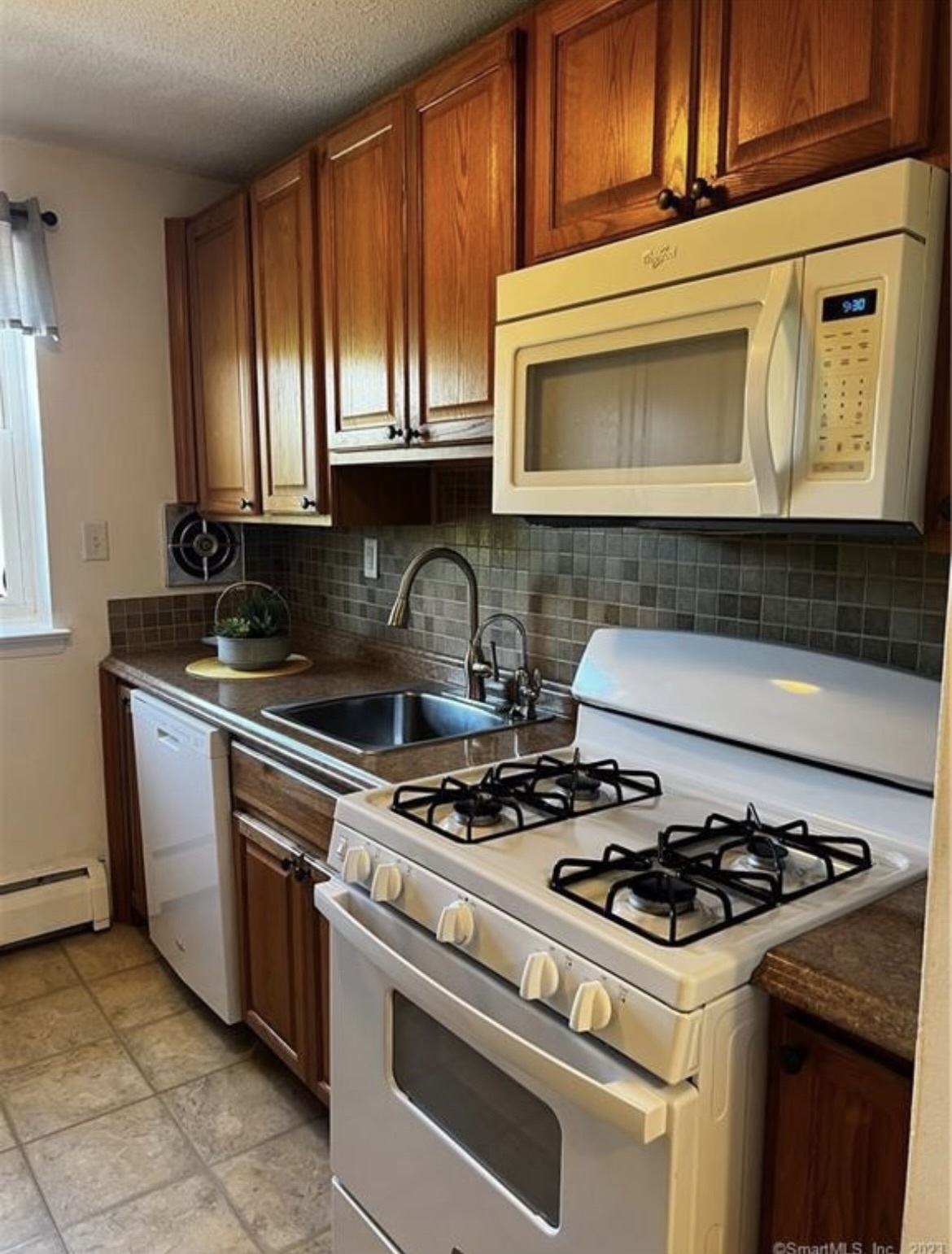 Stove and Kitchen Sink - 70 Farmington Ave